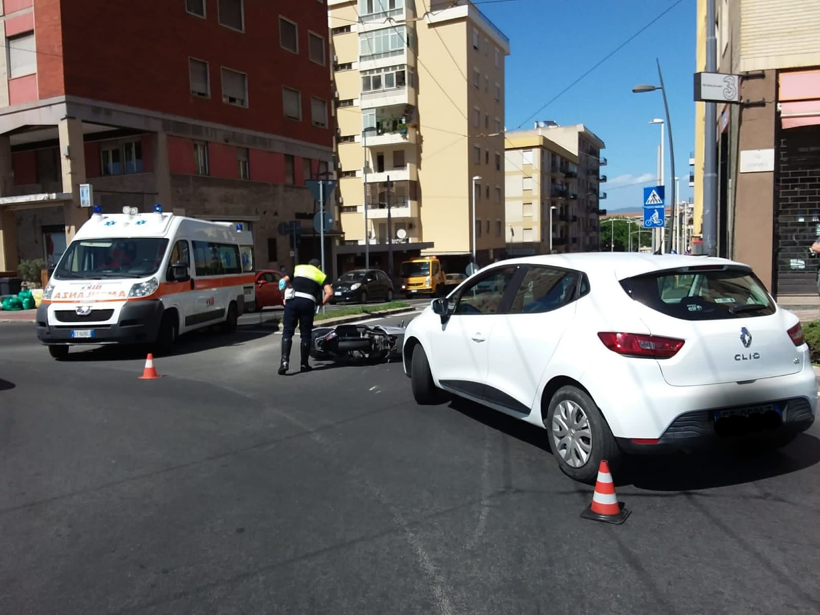 Cagliari, auto contro scooter nella rotatoria di via Is Mirrionis: ferito un centauro
