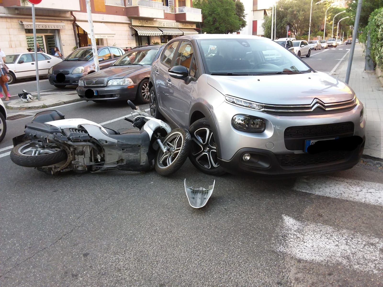 Cagliari, auto contro scooter in via S’Arrulloni: ferite due donne