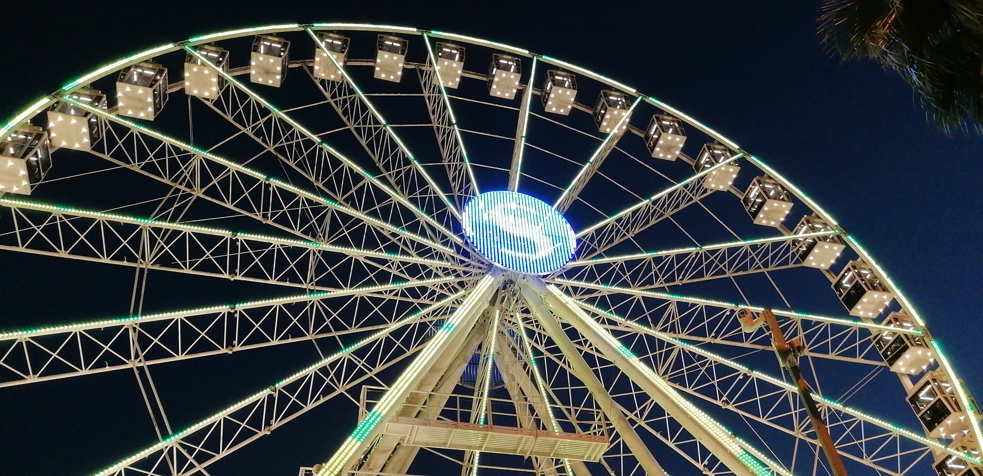 Folla al porto per i primi giri della maxi ruota, “Cagliari come le grandi città europee”