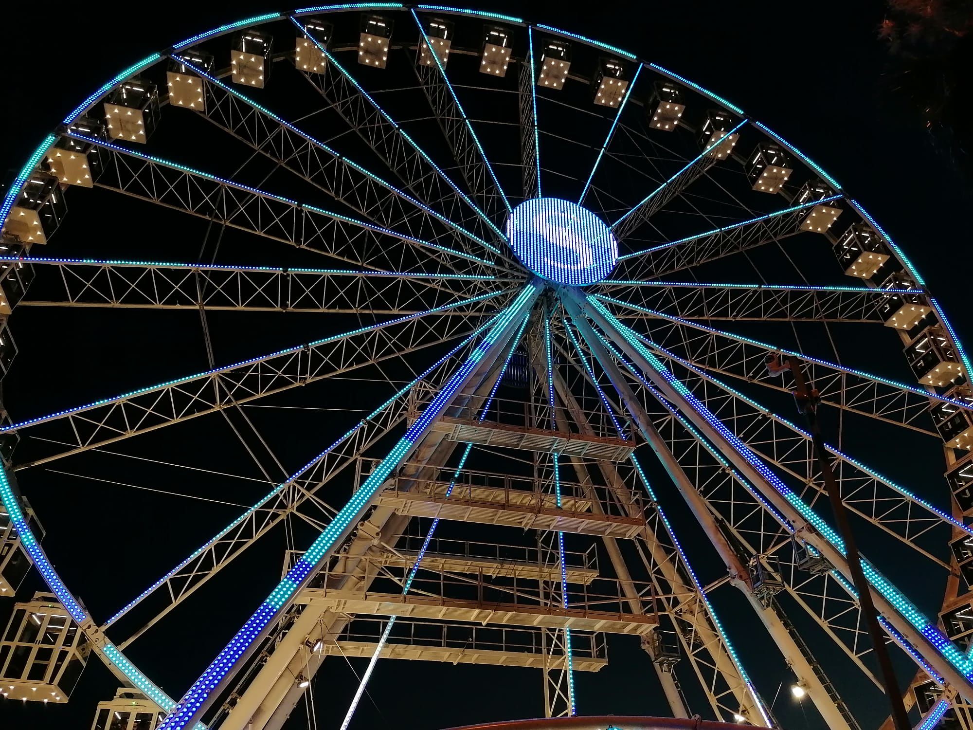 Primi giri con luci e colori, apre al pubblico la ruota panoramica al porto di Cagliari