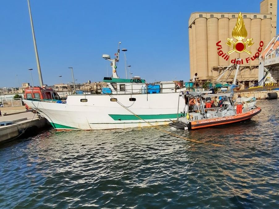Paura al porto di Cagliari, peschereccio imbarca acqua e rischia di affondare