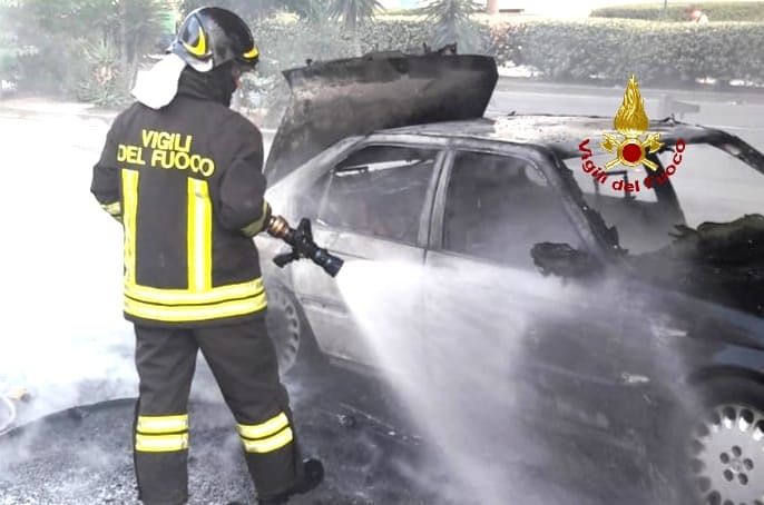 Cagliari, fuoco in piazza Repubblica: auto in fiamme davanti a Palazzo Giustizia