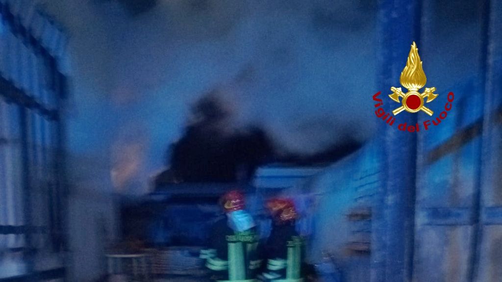 Paura a Decimoputzu, incendio nella notte: distrutta una casa