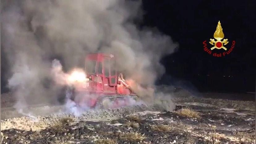 Giorgino, nella notte vanno in fiamme le alghe marine: guerra col fuoco sino a tardi (VIDEO)
