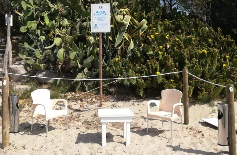 Sedie e tavolini per i fumatori nelle spiagge di Pula: ecco le aree riservate per evitare multe