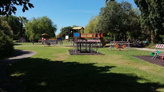 “Sì ai giochi per bambini in tutte le piazze e i giardini di Cagliari”