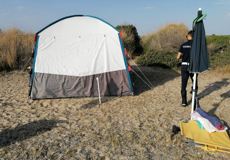 Venti campeggiatori abusivi a Fiume Santo e turisti sporcaccioni, raffica di multe