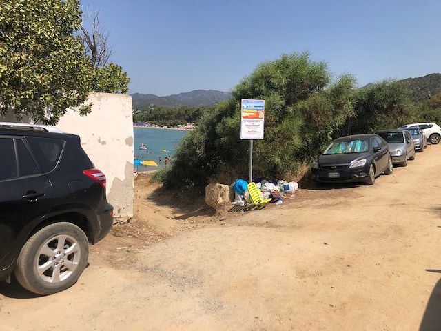 “Baccu Mandara, siamo ostaggio degli incivili che parcheggiano in modo vergognoso e scaricano rifiuti ovunque”