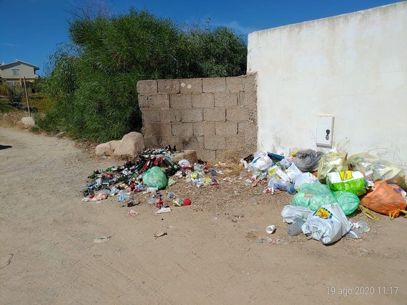 Baccu Mandara, gli incivili dei rifiuti in spiaggia si scatenano: “Ora incendiano bottiglie e plastica”
