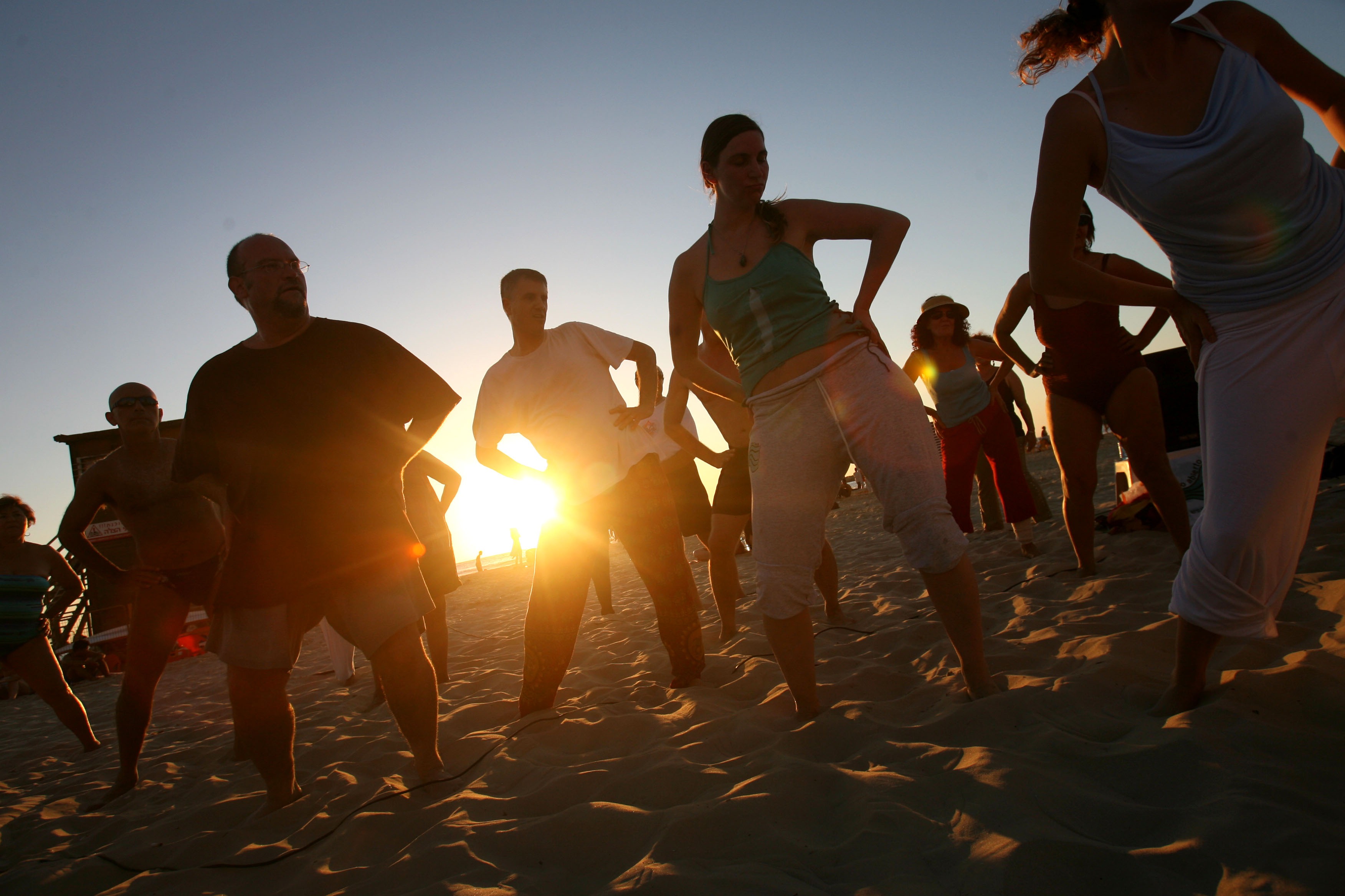 Il Covid ferma la movida, non solo discoteche: “In Sardegna balli vietati negli stabilimenti e nelle spiagge”