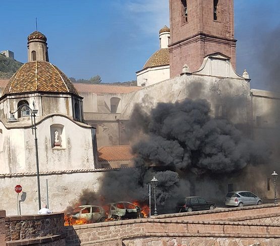 Paura a Bosa, incendio dentro la Cattedrale