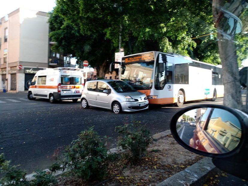 Piazza Italia a Pirri, autobus del Ctm contro un’auto: arriva l’ambulanza, c’è un ferito