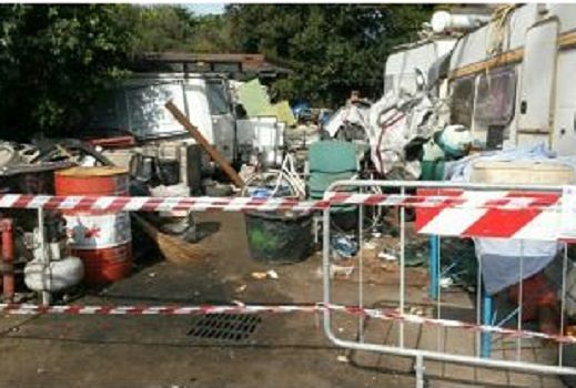 “Fogne saltate da 3 anni e liquami ovunque: condizioni invivibili nel campo nomadi di Monserrato”