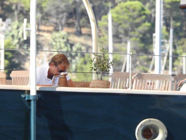 Poetto, Pierre Casiraghi fa colazione a Cagliari a bordo della Pasha 3: la barca sontuosa dei reali di Montecarlo
