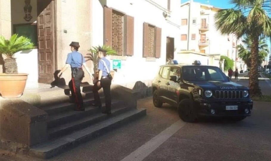 Cerca di rubare una Volkswagen ma viene notato da un passante: 32enne di Carabonia in manette