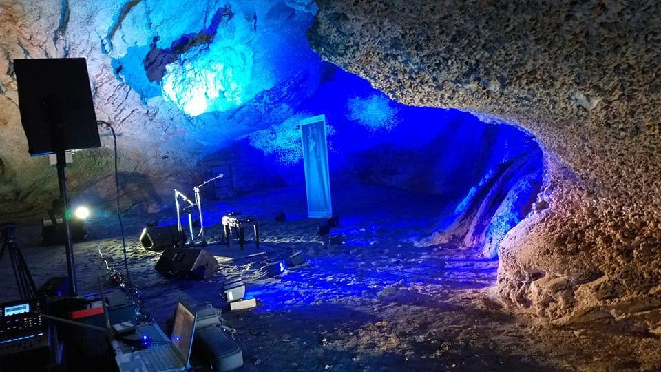 Il bellissimo concerto di Luna Pena nella grotta del Bue Marino a Dorgali: la bellezza dell’energia del mare