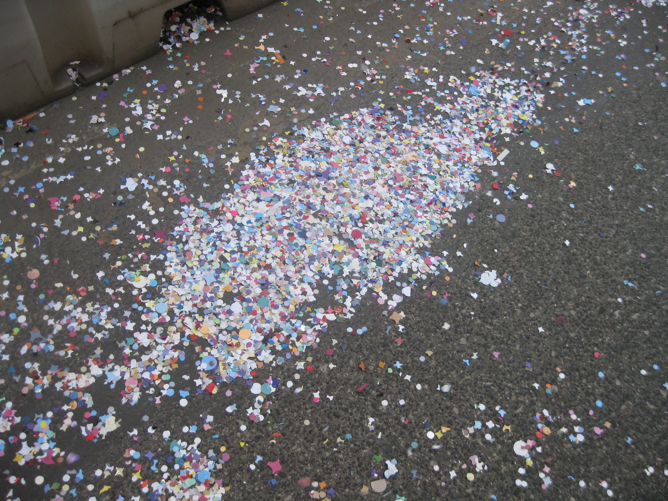 A Sassari pugno duro contro gli incivili dei rifiuti: vietati anche i coriandoli