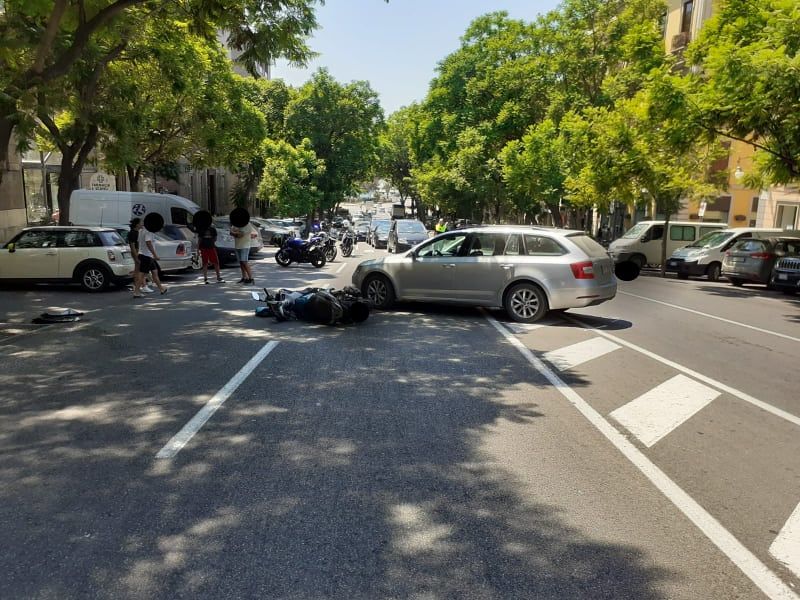 Schianto nel Largo a Cagliari, turista tedesco al volante colpisce un fattorino in moto