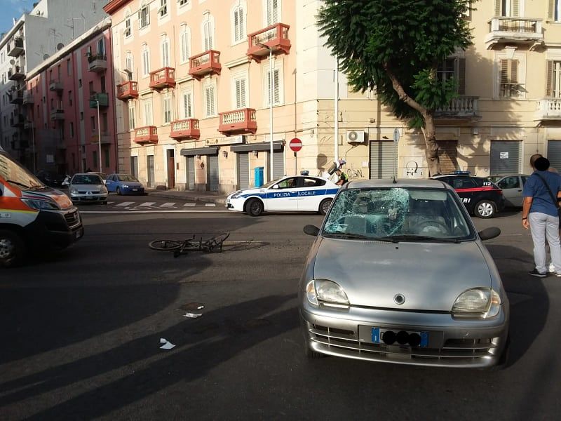 Cagliari, brutto schianto in via Pessina: ciclista finisce sul parabrezza di un’auto