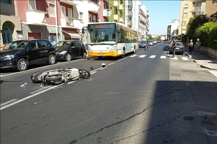 Cagliari, la Honda si schianta contro una Dacia: centauro gravissimo, il conducente 83enne scappa e viene denunciato
