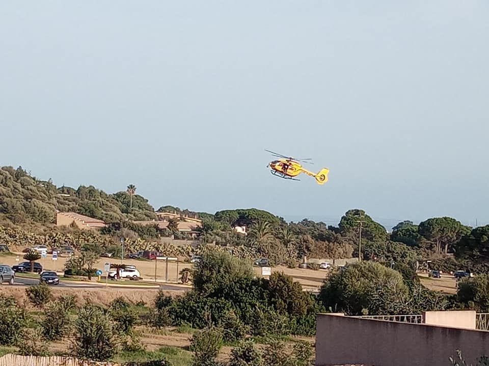 Paura a Villasimius, uomo cade tra le rocce della spiaggia: trasportato in elicottero al Brotzu