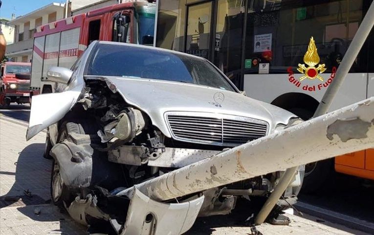 Elmas, perde il controllo dell’auto e finisce contro un autobus e un lampione: miracolosamente illesa