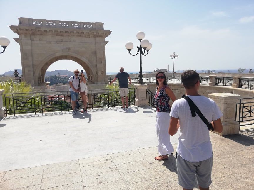 Cagliari, selfie romantici al Bastione e drink in via Roma: turisti a spasso nel Ferragosto dell’emergenza Covid