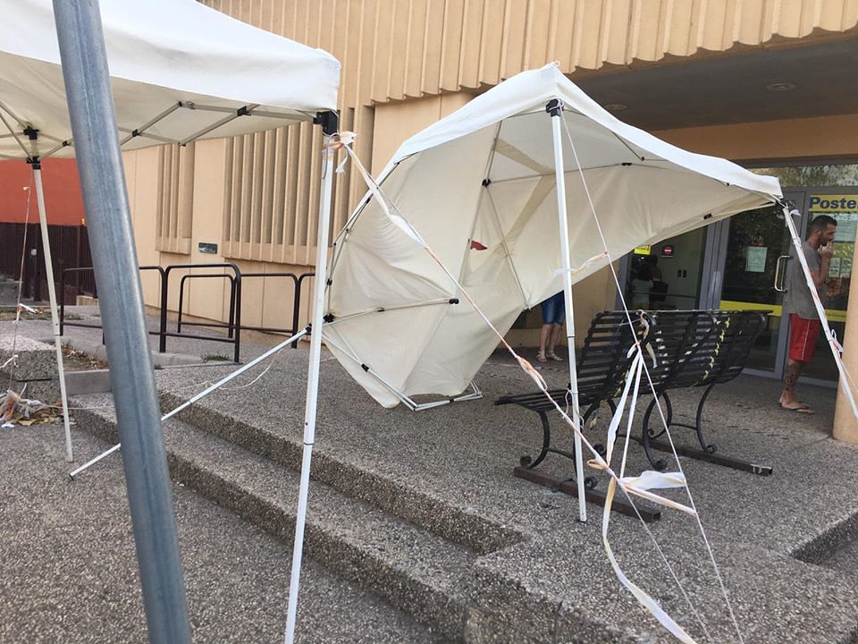 Assemini, i vandali distruggono il gazebo fuori dalle Poste: “Spero che le telecamere abbiano immortalato le vostre facce”