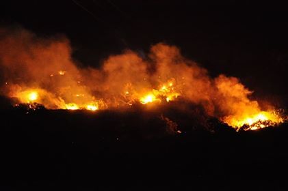 Cagliari, maxi incendio di alghe in spiaggia: paura nella notte a Giorgino