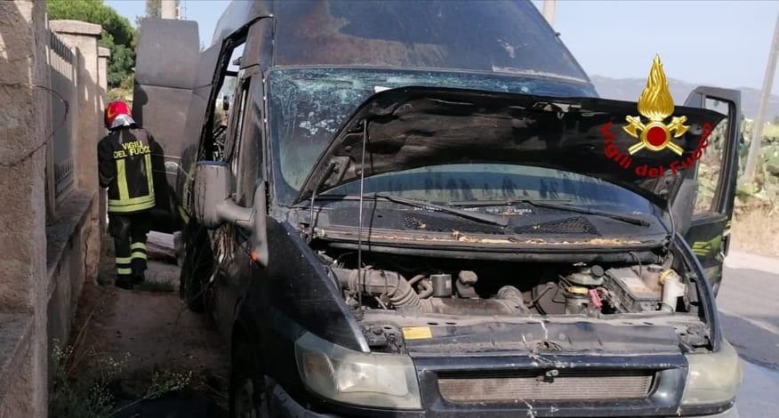 Quartu, paura a Flumini: in fiamme il furgone di un ambulante
