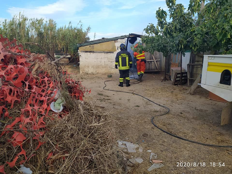 Incendio choc a San Giovanni Suergiu, stalla in fiamme: muoiono un maiale e una capretta