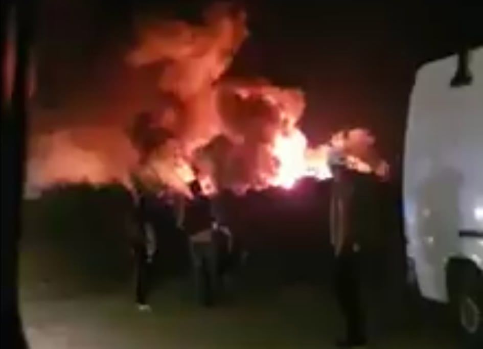 Cagliari, vasto incendio in via San Paolo vicino a un capannone: maxi intervento dei pompieri