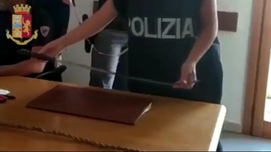 Quartu, pestaggio al Poetto con katana e “zirogna”: fermati due nordafricani