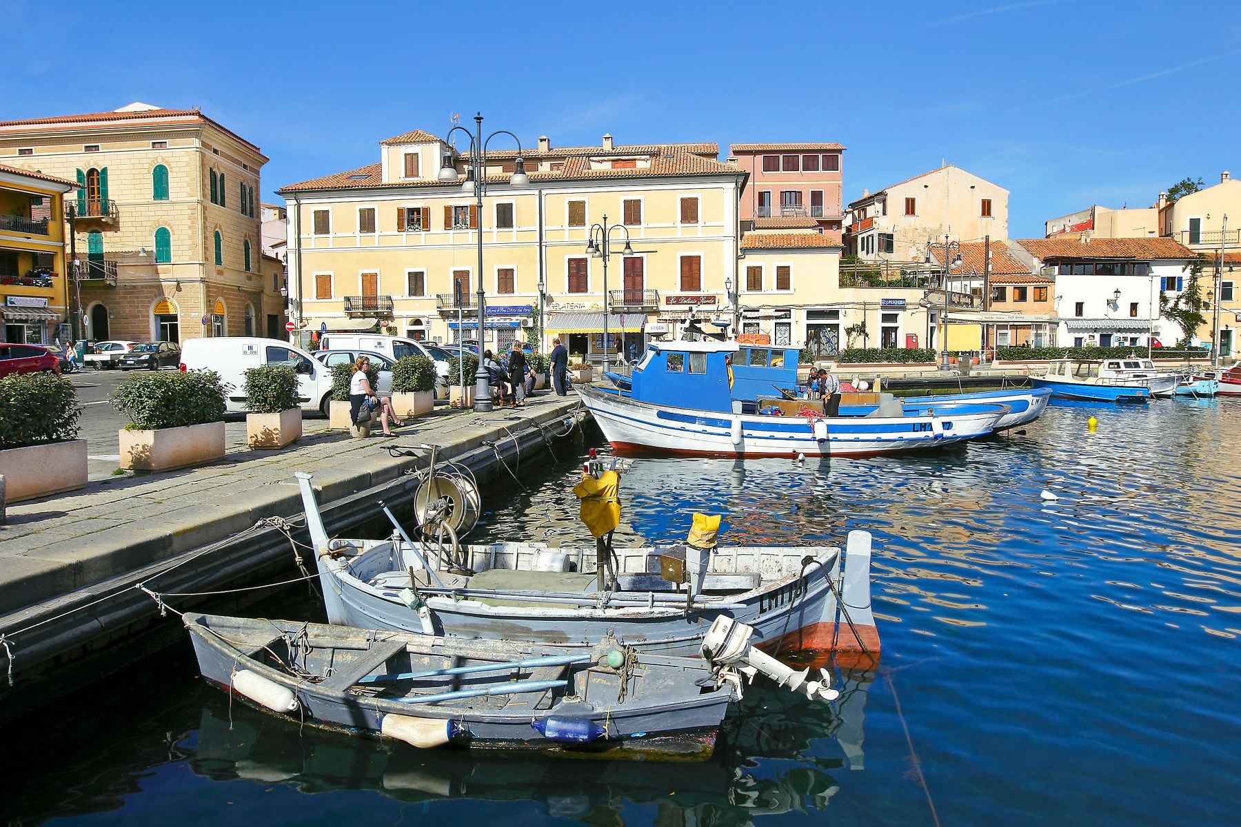 A La Maddalena due nuovi positivi: tamponi al centro estivo, alcuni negozianti abbassano le serrande
