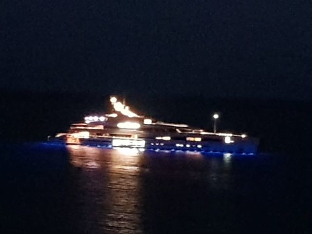 Tuerredda, la mega festa in rada a bordo di Lana, il panfilo da 107 metri: balli sfrenati davanti alla piscina (VIDEO)