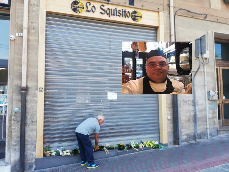 Cagliari, mazzi di fiori davanti alla salumeria di Alessandro Perra: “È morto da eroe”
