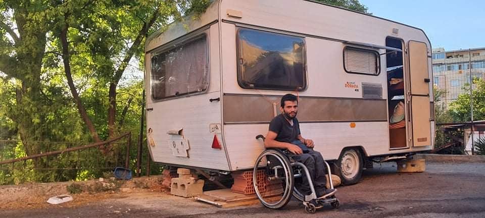 Cagliari, l’sos di Mauro: “Ho la tetraparesi spastica e vivo in una roulotte, aiutatemi”