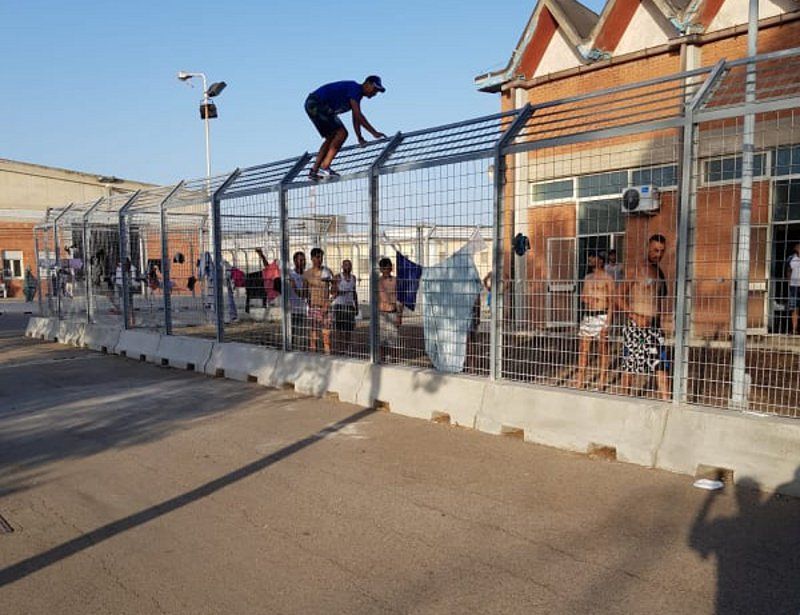 Monastir, sale la tensione: “Sassaiola contro i migranti del centro d’accoglienza”