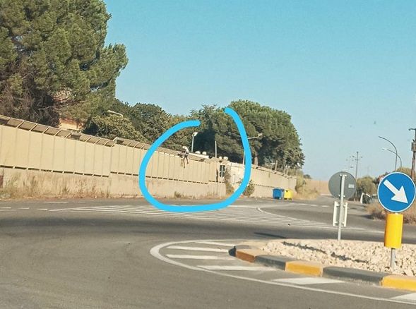 Giù dal muro di cinta, migranti in fuga dal centro di accoglienza di Monastir