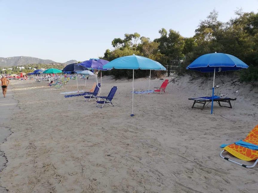 Ferragosto è passato, i furbetti degli ombrelloni segnaposto ci sono ancora: “Ecco la situazione a Geremeas”