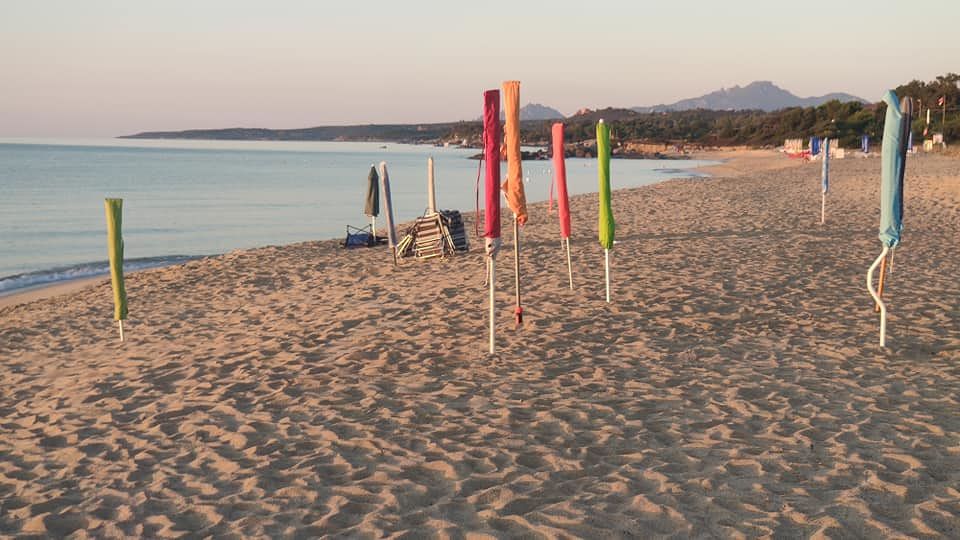 Guerra ai furbetti degli ombrelloni segnaposto, “vietiamo le occupazioni in tutte le spiagge della Sardegna”
