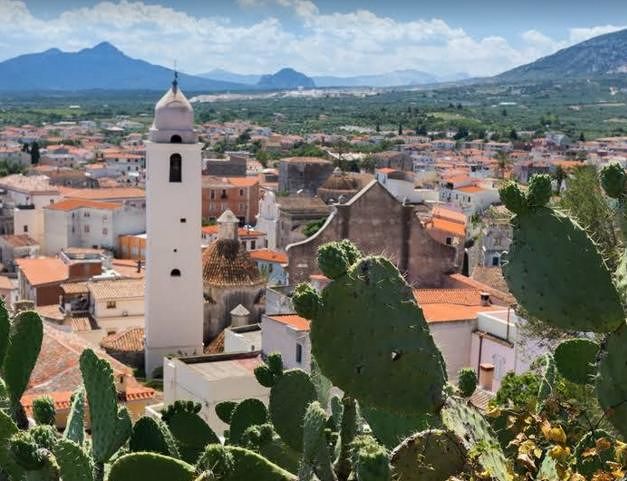 Coronavirus, stretta in piena estate a Orosei: “Negozi chiusi alle 24 e niente manifestazioni”