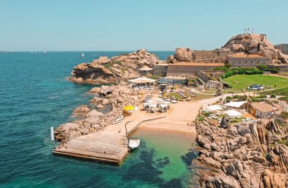 Covid e movida, positivi 21 dipendenti del Phi Beach di Baja Sardinia