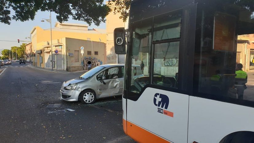Pirri, in piazza Italia schianto tra il bus Ctm e una Modus: 42enne cagliaritana in stato di choc, illeso il figlio