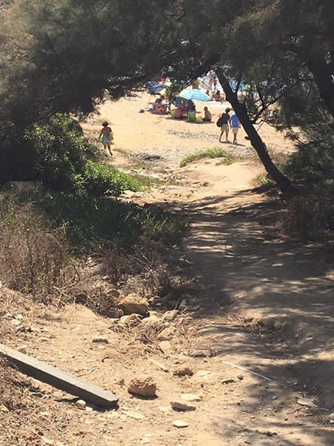 “Pistis, donna si sente male in spiaggia: rischia di annegare ma l’ambulanza va a rilento tra i detriti”
