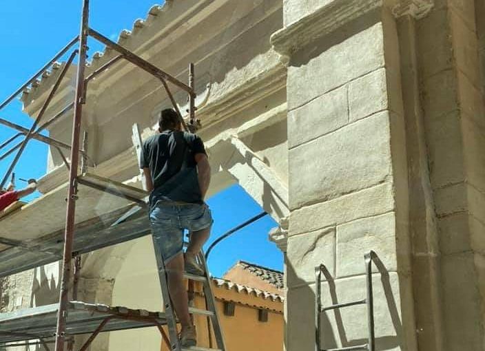 Restauro contestato a Cagliari, dopo la bufera sparisce il rosso dal portale del ‘700 a Castello