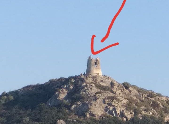 In 4 sulla torre di Porto Giunco a Villasimius: “E’ pericolosissimo, può crollare”