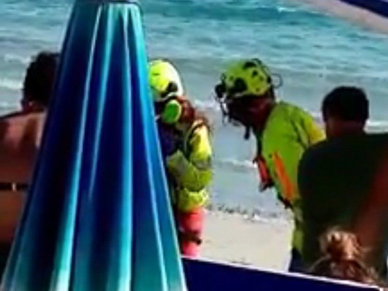 Porto Pino, donna si sente male mentre fa il bagno: bimbo “eroe” dà l’allarme