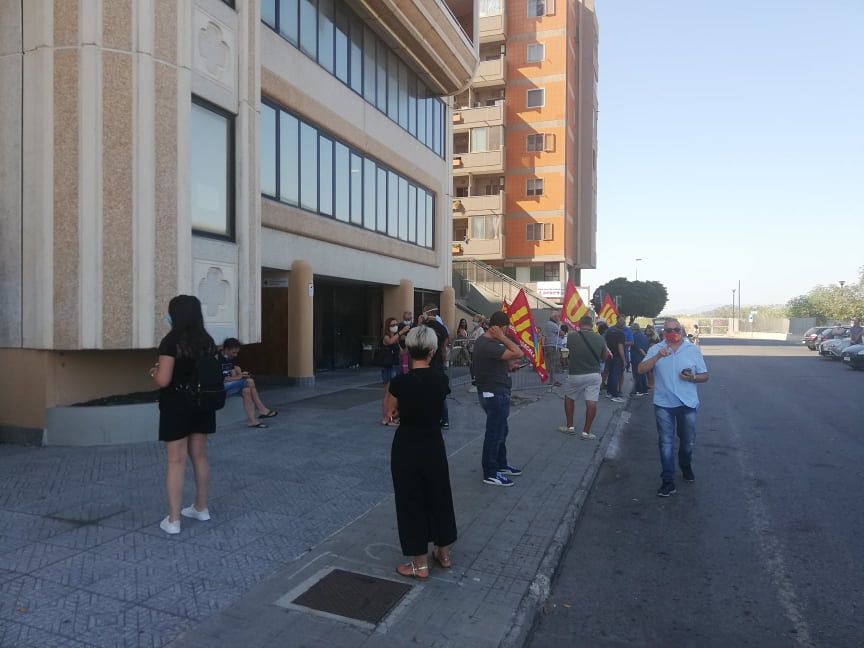 Quartu, nuova protesta dei pensionati davanti all’Assl: “Vogliamo i farmaci a domicilio per i malati gravi”