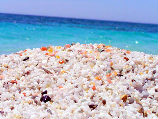 Sorpreso a rubare la sabbia di quarzo a Is Arutas, tensione in spiaggia: uomo multato